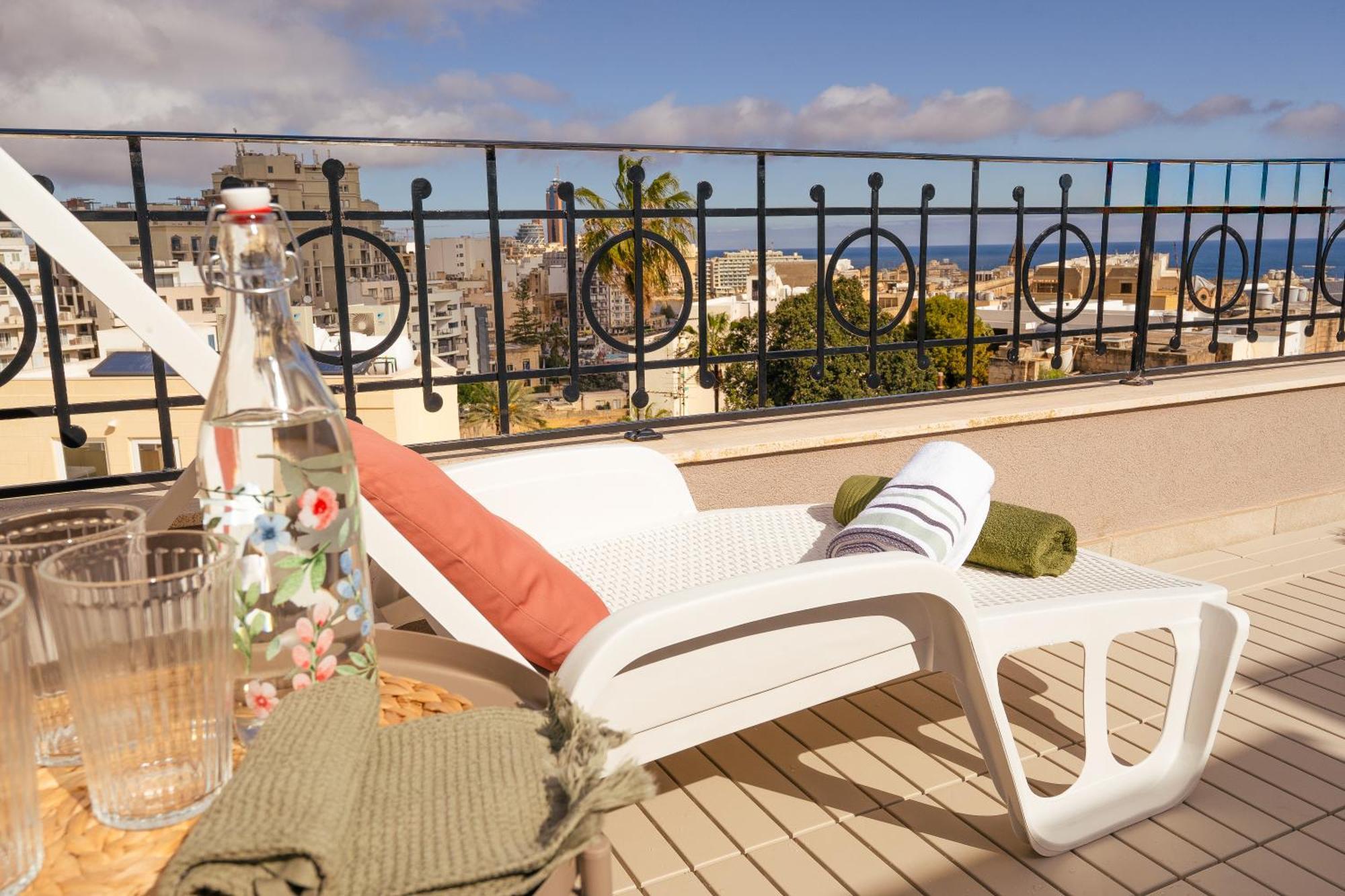 Апартаменты La88 Bayview Penthouse With Jacuzzi Слима Экстерьер фото